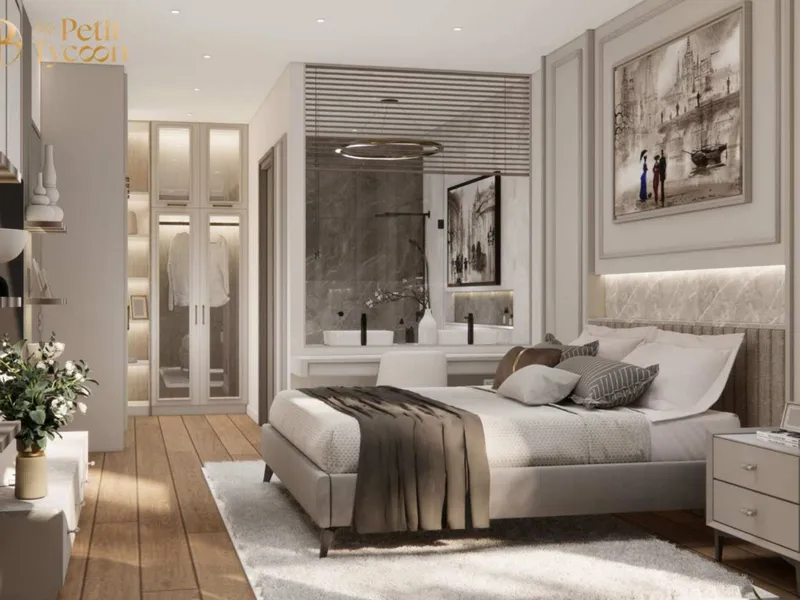 The Petit Tycoon, interior